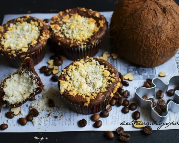 Keto muffiny z mąki kokosowej, z kruszonką, obok orzechy, ziarna kawy i całe kokosy. Idealne na dietę ketogeniczną.