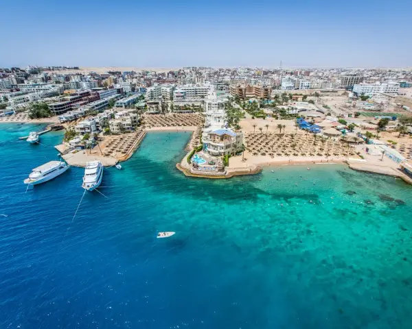 Hurghada jakie morze? Błękitne wody Morza Czerwonego otaczają kurort z hotelami, plażami i jachtami.