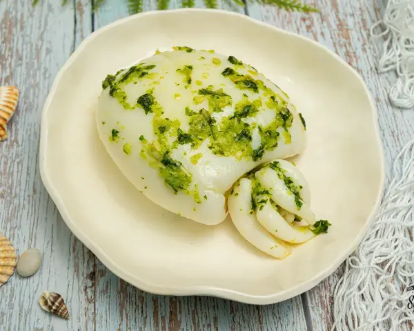 Deliciosa sepia al horno, tierna y jugosa, con un toque de hierbas frescas. Un plato que evoca el mar.
