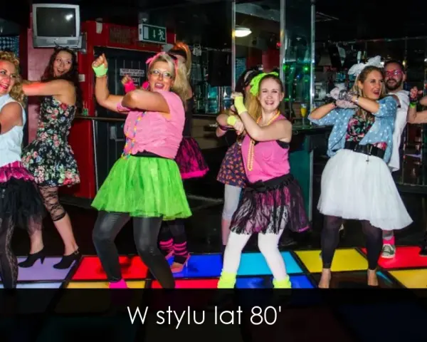 Impreza w stylu PRL stroje – jak stworzyć niezapomniany look retro