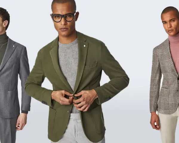 Tre uomini indossano un outfit formale: giacche eleganti, dolcevita e pantaloni.