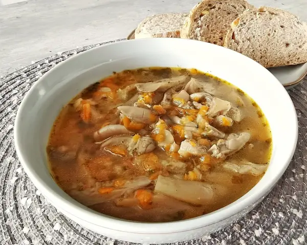 Pyszny przepis na flaczki z boczniaków na rosole. Aromatyczna zupa z grzybów i warzyw, podana z chlebem.