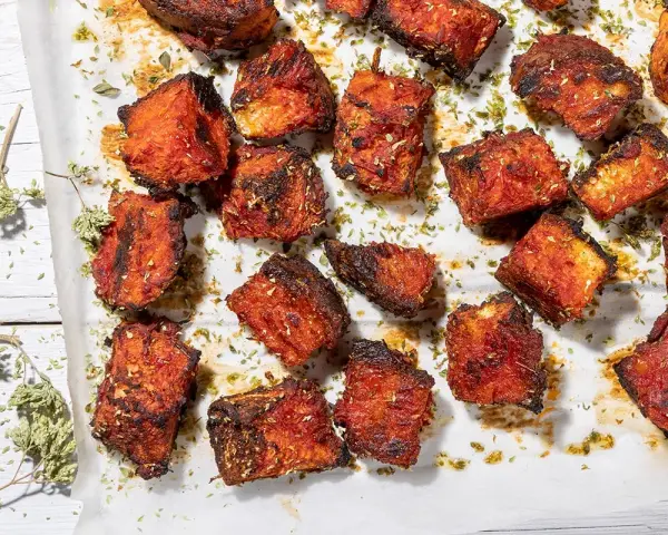 Cubetti di pane raffermo croccanti e dorati, conditi con erbe aromatiche. Perfetti per tante ricette con pane raffermo.