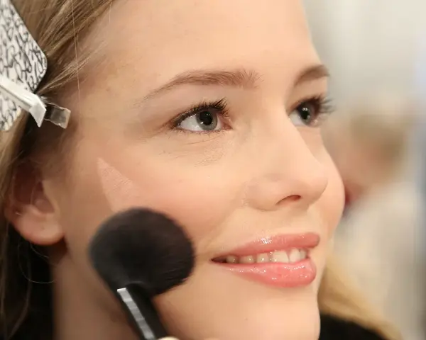 Delikatny róż na policzkach, subtelny błysk na ustach – to efekt igari makeup.