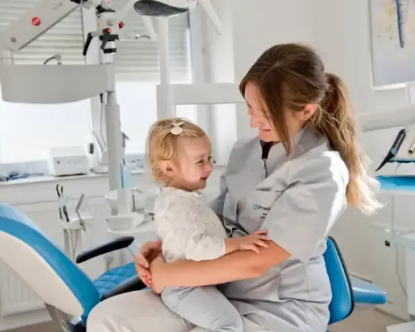 Kiedy z dzieckiem do dentysty? Klucz do zdrowego uśmiechu bez stresu