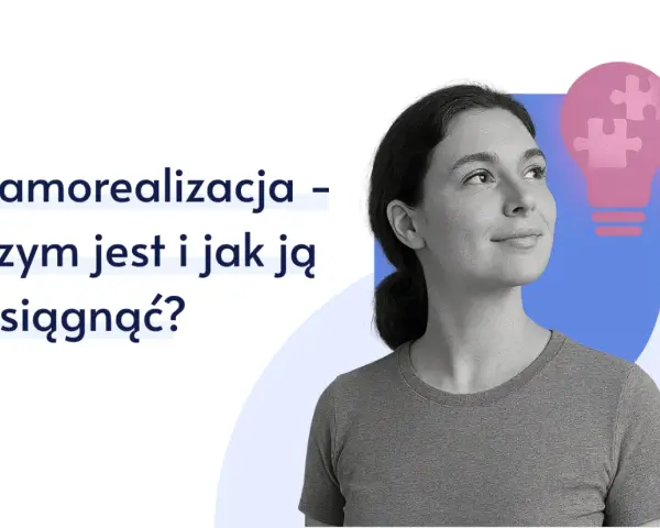 Kobieta patrzy w górę, obok niej żarówka z puzzlami.