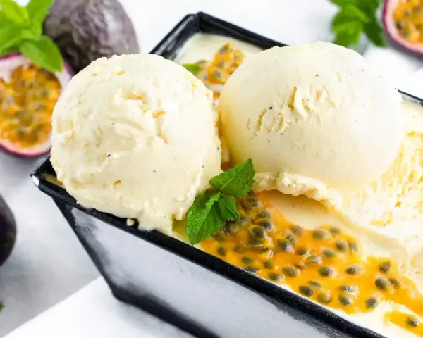 Cremiges Maracuja Eis mit frischer Minze und saftigen Passionsfrüchten. Ein tropischer Genuss!