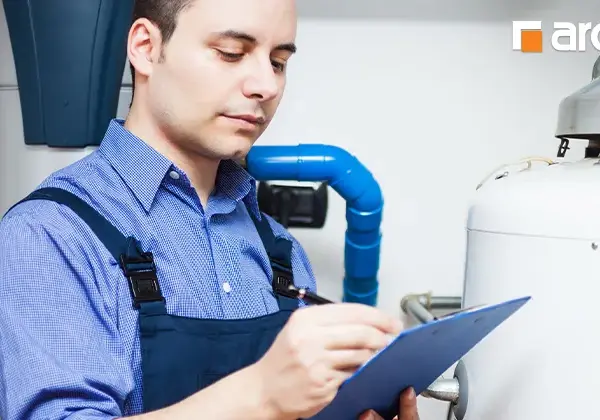 Kto wykonuje przegląd techniczny budynku i jakie ma uprawnienia?
