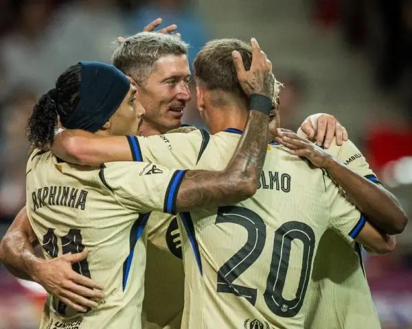 Raphinha, Lewandowski i Ferran Torres z FC Barcelona świętują bramkę przeciwko Levante.