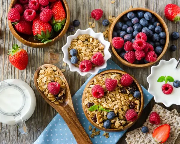 Świeże owoce, jogurt i granola – idealne składniki dla diety bogatoresztkowej. Zdrowy początek dnia.