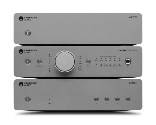 Czarny przetwornik cyfrowo-analogowy Cambridge Audio DacMagic 200M z pokrętłem i przyciskami na froncie.