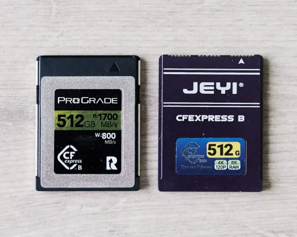 Dwie karty pamięci CFexpress: ProGrade 512 GB i Jeyi 512 GB, gotowe do zapisywania materiałów 4K/8K RAW.