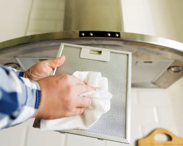 Czyszczenie filtra okapu. Jeśli masz problem z afci fault jak wyłączyć, sprawdź filtr.