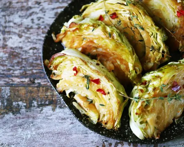 Pieczone ćwiartki kapusty z chili i tymiankiem, pyszne dania z kapusty.