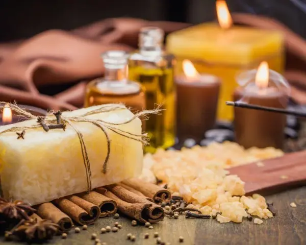 Jabón atado con hilo, rodeado de canela, anís y velas encendidas. Un ritual para atraer el amor de una persona.