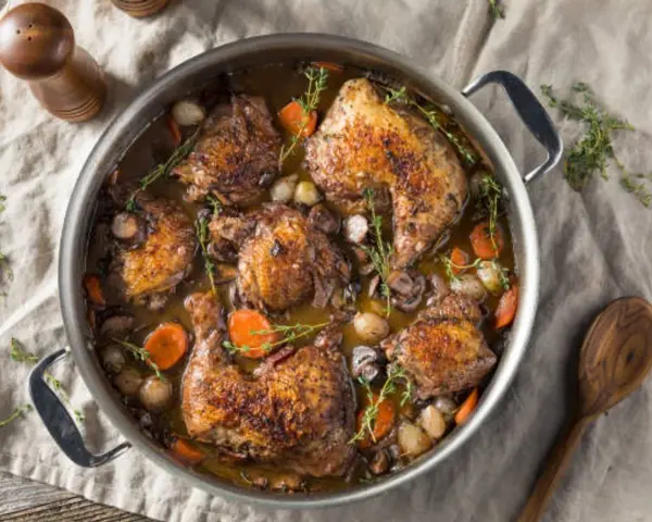 En mustig gryta med kyckling, morötter och svamp, perfekt för att servera med ett gott vin till coq au vin.