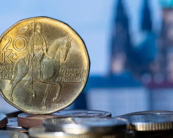 Czeska moneta 20 koron z wizerunkiem św. Wacława na koniu. Zastanawiasz się, ile kosztuje obiad w Czechach?
