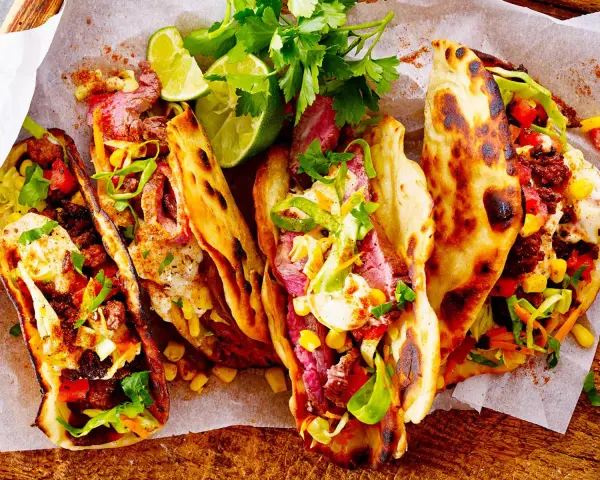 Saftige Rindfleisch-Tacos mit Mais, Salat und Limette. Perfekt für deine nächsten Taco Rezepte!