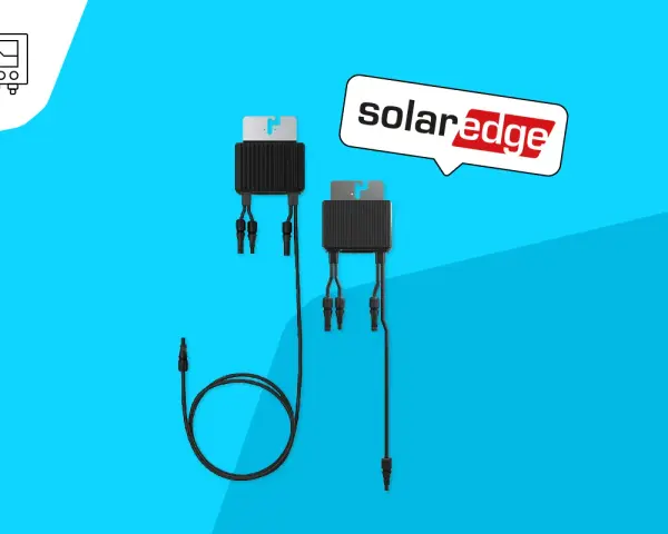 Dwa optymalizatory SolarEdge S440 z okablowaniem na niebieskim tle.