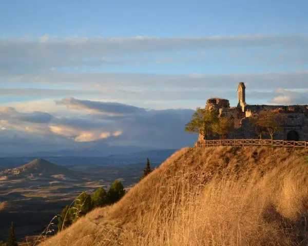 Ruinas de un castillo en un cerro, con un paisaje de la Alcarria al fondo. El mirador ofrece vistas espectaculares.
