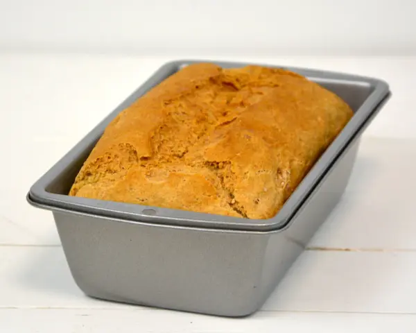 Frisch gebackenes Brot in einer Kastenform, bereit zum Genießen. Perfekt, um Brot darin zu backen.
