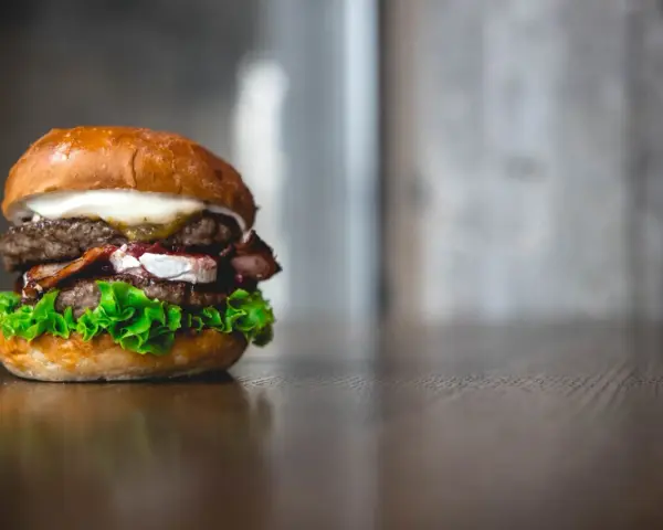 Ile kcal ma Twój burger? Odkryj ukryte kalorie i jedz fit!