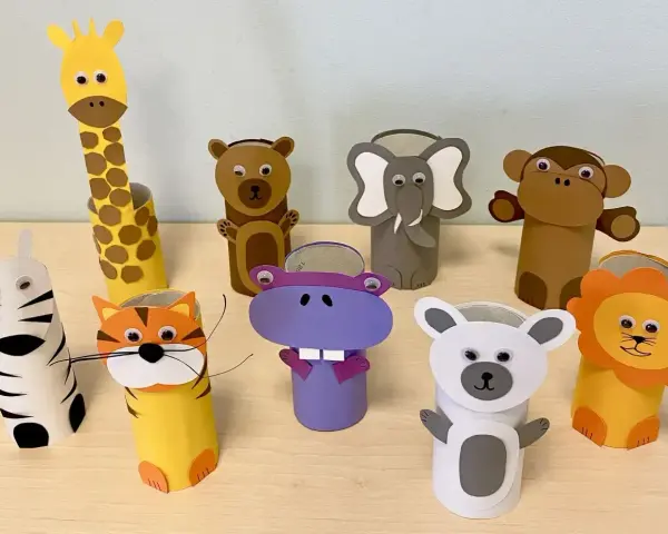 Zwierzątka z rolek po papierze toaletowym: żyrafa, tygrys, zebra, hipopotam, niedźwiedź, słoń, małpa, lew i miś.