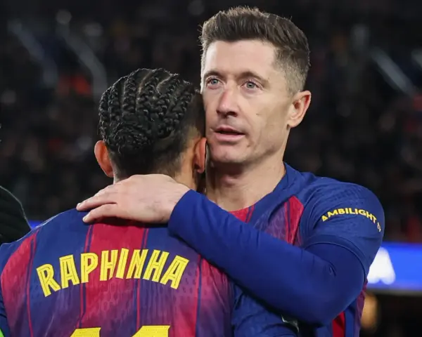 Robert Lewandowski obejmuje Raphinhę. Obaj piłkarze FC Barcelony, którzy mogą zapisać się w historii La Liga.