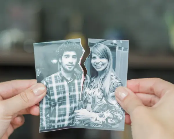 Rozdarta fotografia pary. Czy to znak, w jakiej kobiecie zakocha się pan Rak?