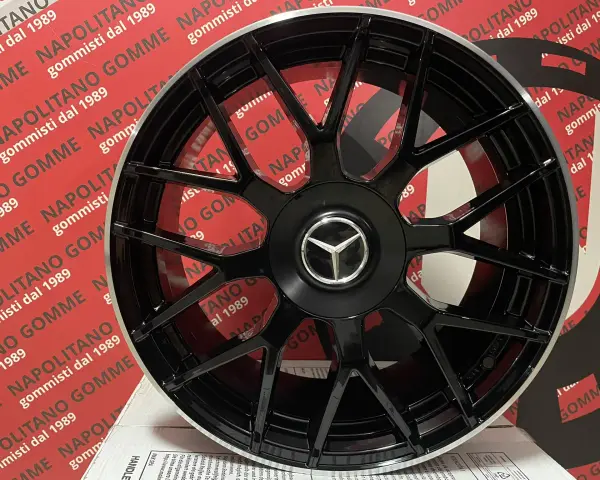 Cerchi originali Mercedes neri, design a 5 razze doppie, con logo Mercedes al centro.
