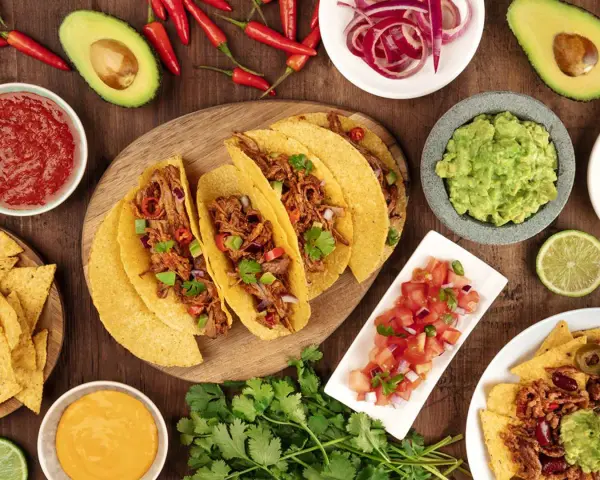 En härlig taco-buffé med allt gott till tacos: köttfyllning, guacamole, salsa, nachos och chili.