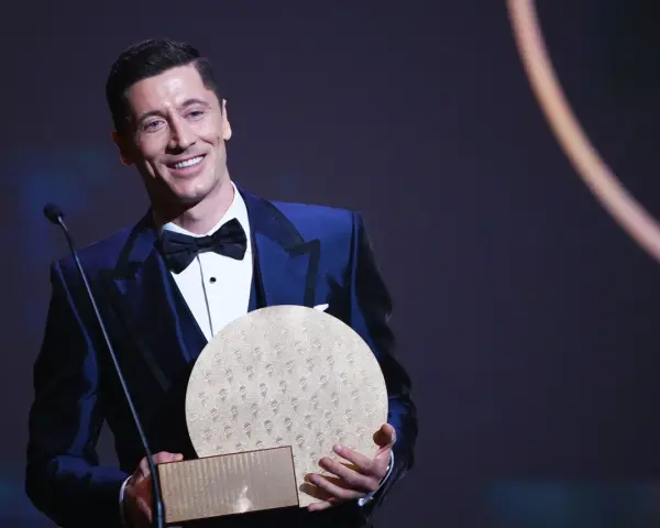 Robert Lewandowski z nagrodą, która może symbolizować jego drogę do zdobycia wielu złotych piłek.