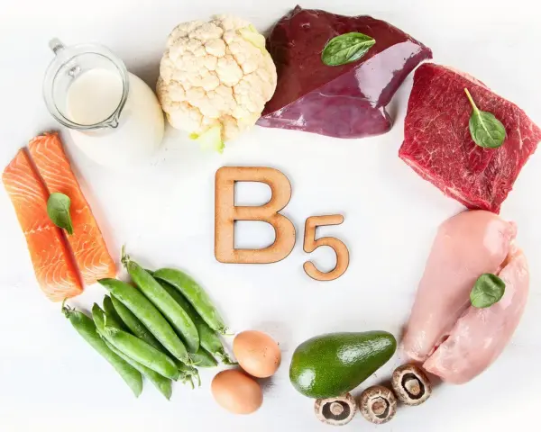 Alimentos ricos en vitamina B5: salmón, hígado, carne de res, pollo, guisantes, huevos, aguacate, champiñones, coliflor y leche.