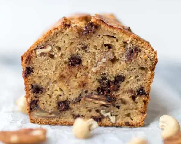 Ein saftiges Bananenbrot mit Schokoladenstückchen und Nüssen, perfekt für den Kaffeetisch.