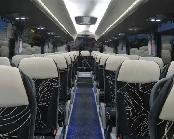 Ile jest miejsc z tyłu w autokarze? Odkryj tajemnice układu siedzeń