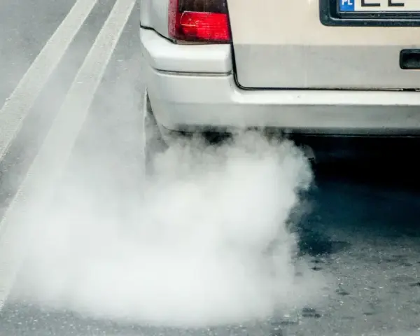 Z tyłu samochodu wydobywa się biały dym. Widać fragment tylnej lampy i tablicy rejestracyjnej. Diesel kopci na biało.