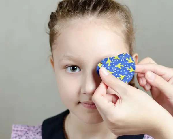 Dziecko z plastrem na oku, być może z powodu astygmatyzmu objawy.