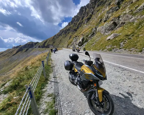 Złoty motocykl na górskiej drodze w Rumunii. Podróż motocyklem po Rumunii, koszty paliwa i noclegów.