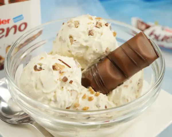 Schon mal daran gedacht, bueno Eis selber zu machen? Hier ist eine Schüssel voll cremigem Eis mit Bueno-Stückchen und einem Bueno-Riegel.