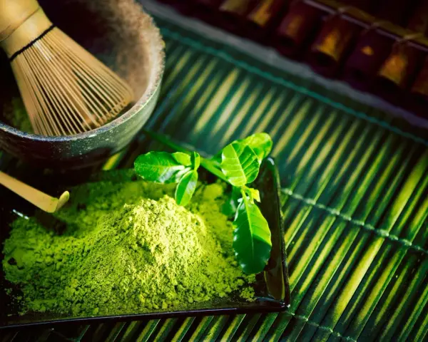 Matcha: Z czego jest zrobiona? Cała prawda o zielonym proszku
