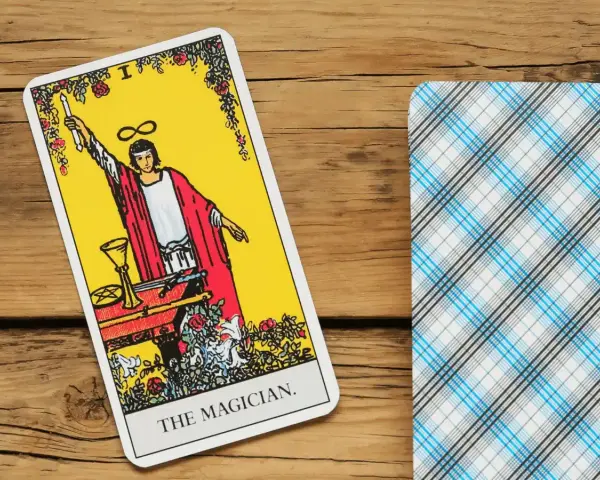 El Mago, carta I del tarot Marsella, con su varita y símbolos de poder, listo para la lectura.
