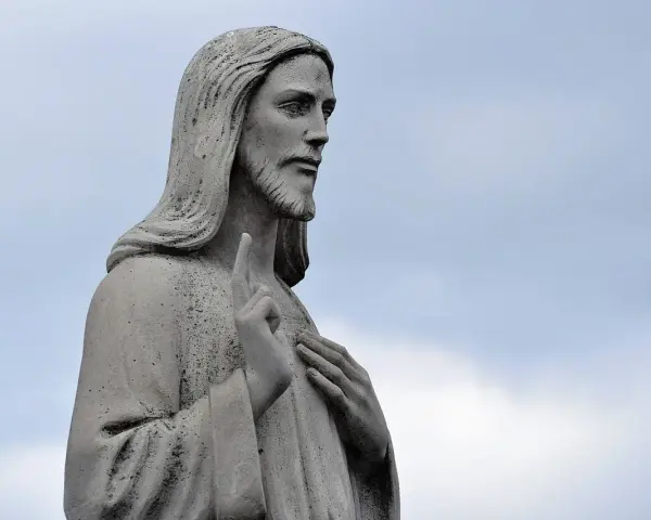 Kamienna rzeźba Jezusa z podniesionym palcem, jakby mówił "pamiętajcie o Syjonie", nawiązując do psalm 137.