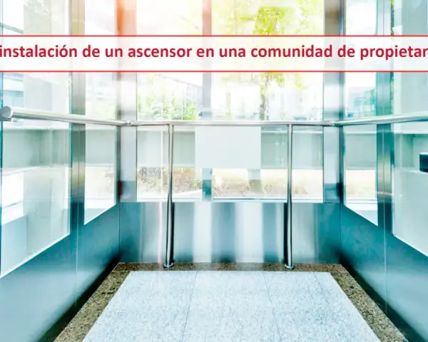Interior de un ascensor moderno, listo para poner ascensor. Paredes de acero inoxidable y cristal, suelo de mármol.