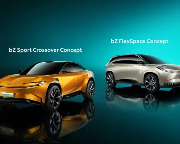 Dwa koncepcyjne samochody elektryczne: pomarańczowy bZ Sport Crossover i beżowy bZ FlexSpace.