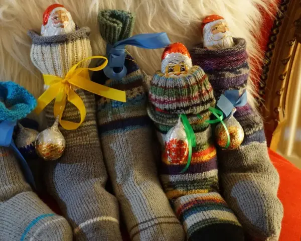 Gestrickte Nikolausstiefel mit Schokoladen-Nikoläusen und Kugeln. Wann ist Nikolaustag? Bald!
