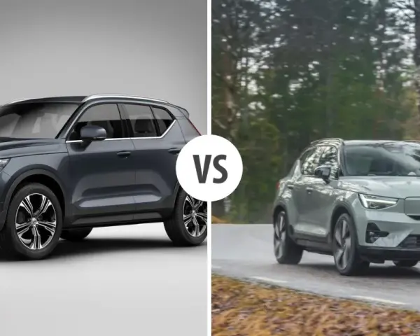 Dwa samochody Volvo EX40, jeden ciemnoszary na białym tle, drugi jasnoszary w lesie.