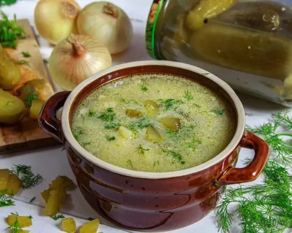 Jak zaprawić zupę ogórkową, aby uzyskać niezapomniany smak?