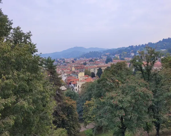 Vue panoramique de Turin, avec ses toits rouges et ses collines verdoyantes. Idéal pour savoir que faire à Turin avec des enfants, entre parcs et musées.