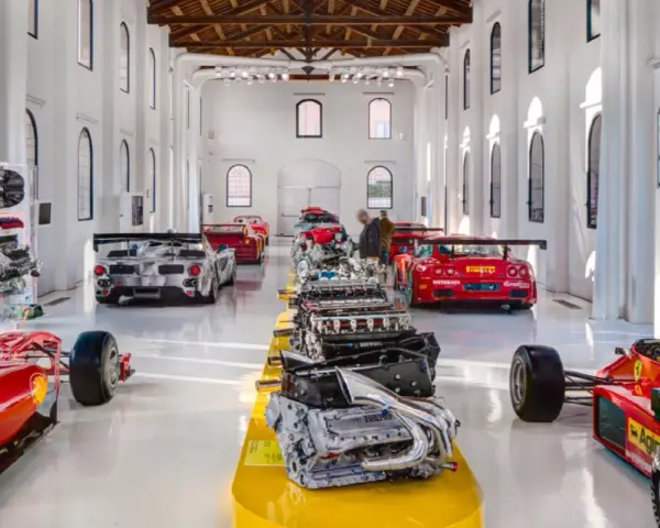 W muzeum Ferrari można podziwiać rzędami silniki i wyścigowe bolidy.