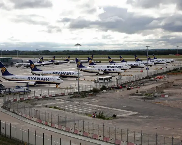 Samoloty Ryanair na płycie postojowej jednego z lotnisk w Londynie.